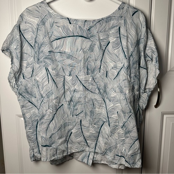 Tahari xL  Linen White Green Palm Frond Floral Boxy Tee Shirt Wood Button Back - Picture 1 of 5